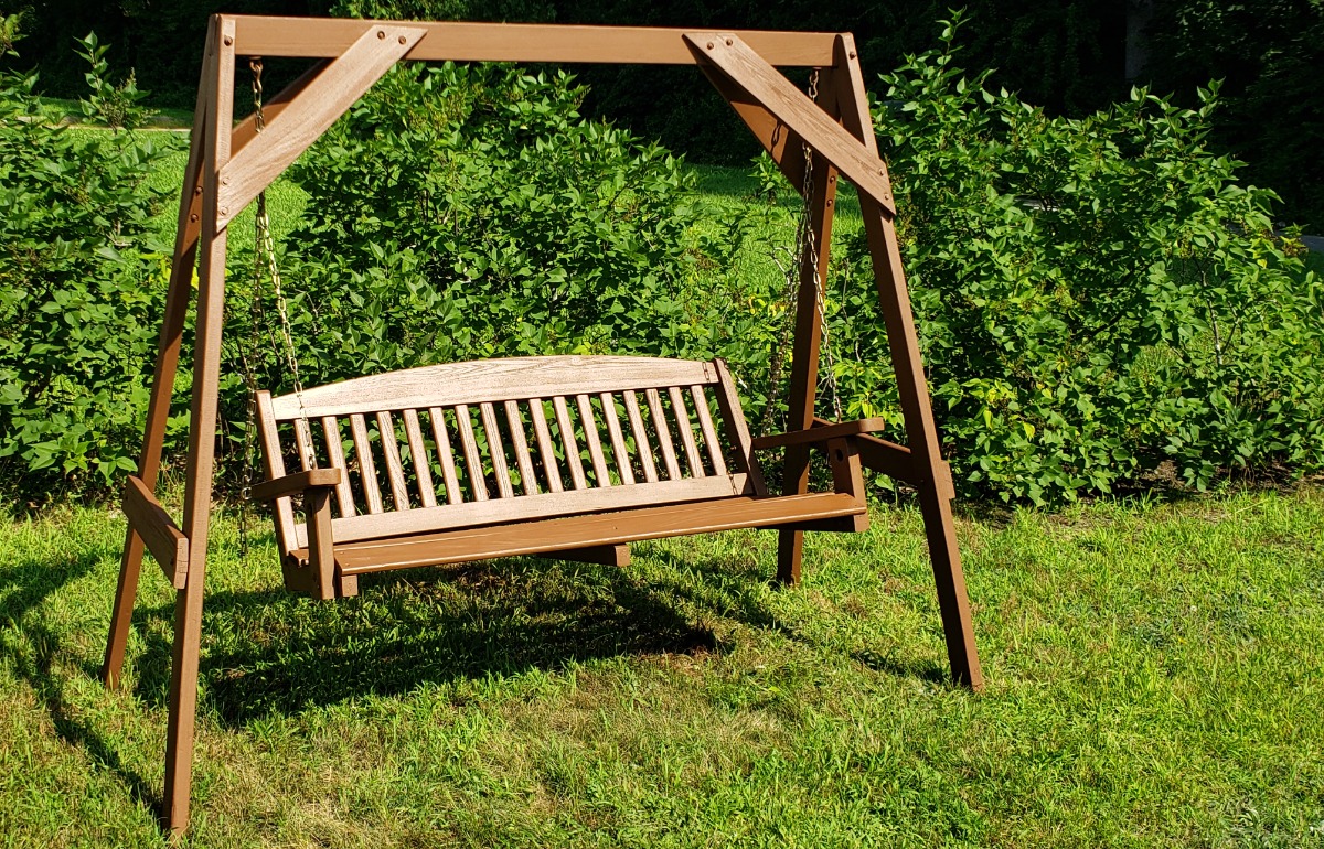 How to Refinish an Outdoor Wooden Swing